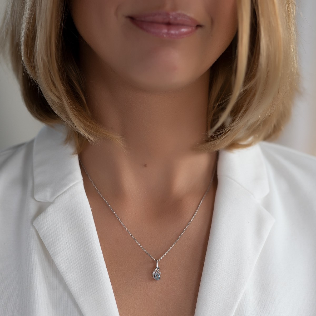 Collier Pendentif ADEN Or 585 Blanc Aigue-Marine et Diamants Chaine Or 585 incluse 0.75grs