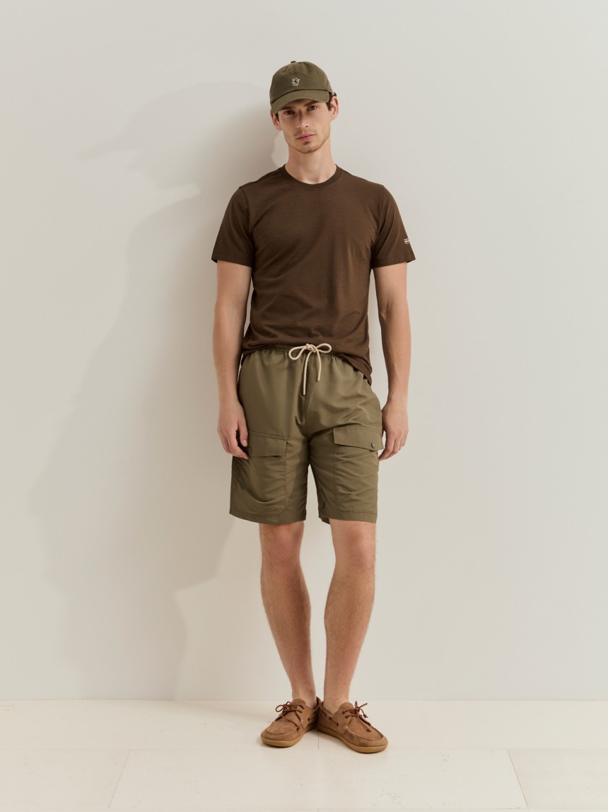 Calções com bolsos estilo cargo