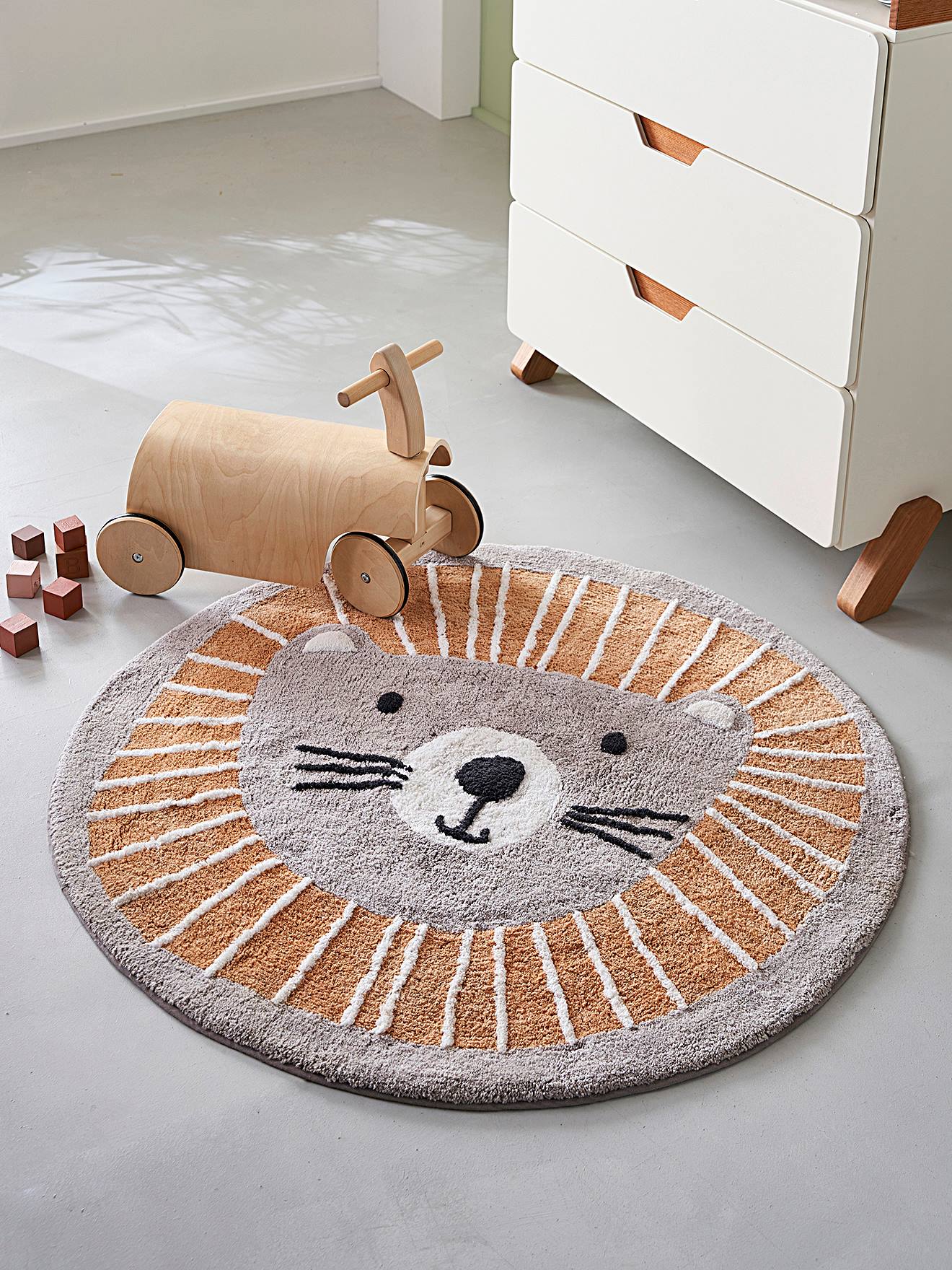 Tapete redondo lavável, modelo Lion, liso em cinza médio com estampas.