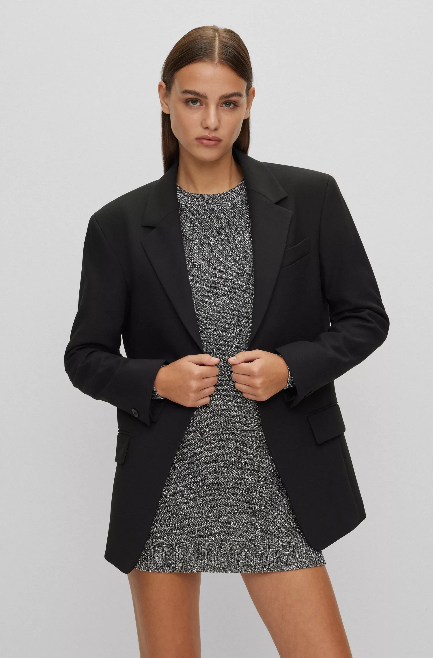 Jaqueta HUGO vermelha, modelagem oversized, com um botão e patch com o logo.