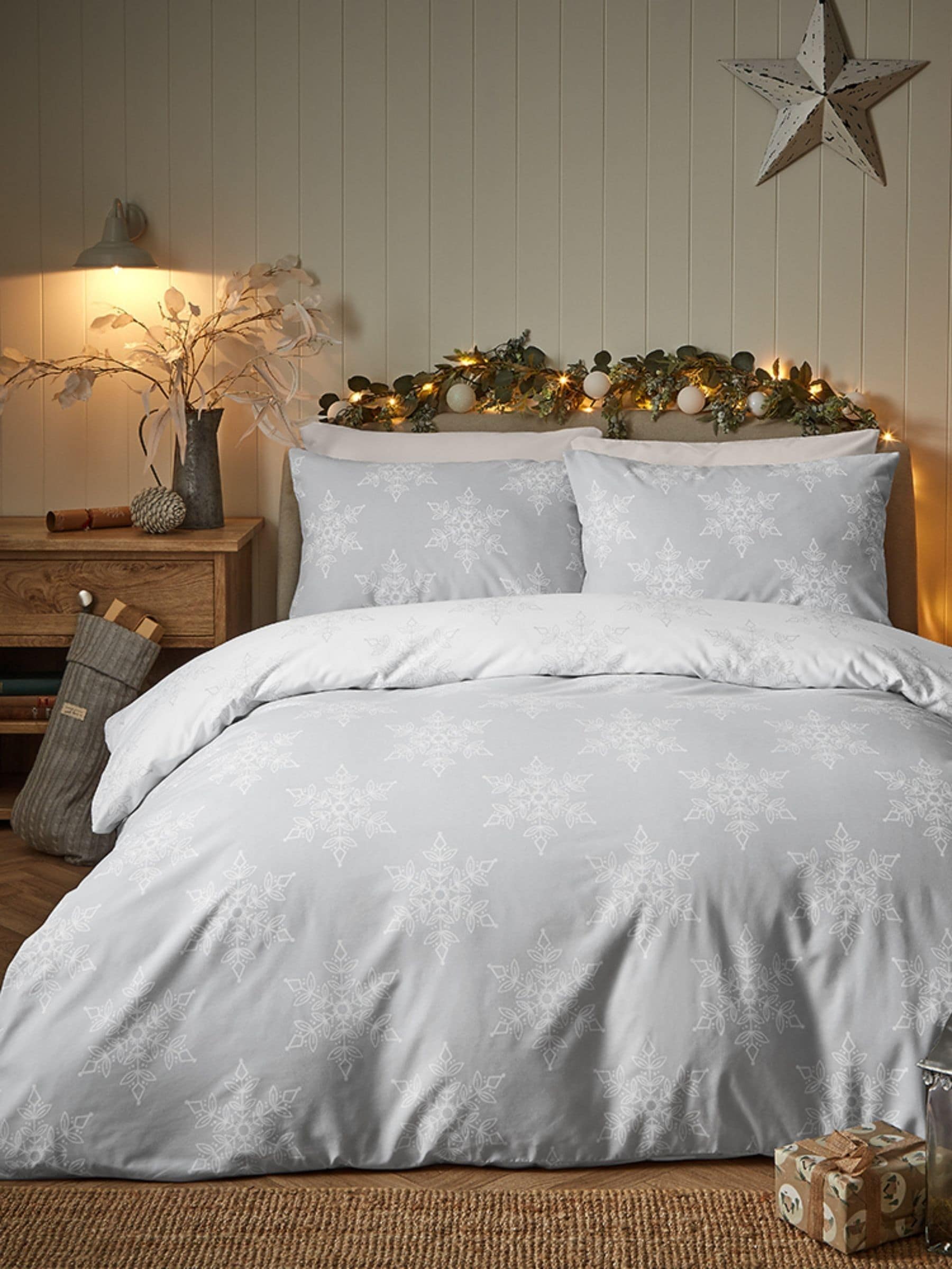 Vantona Christmas Simple Snowflake Quilt Cover Set