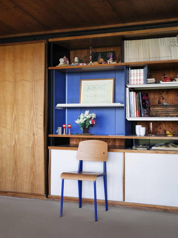 Vitra Standard stoel naturel eiken, onderstel Japanese Red