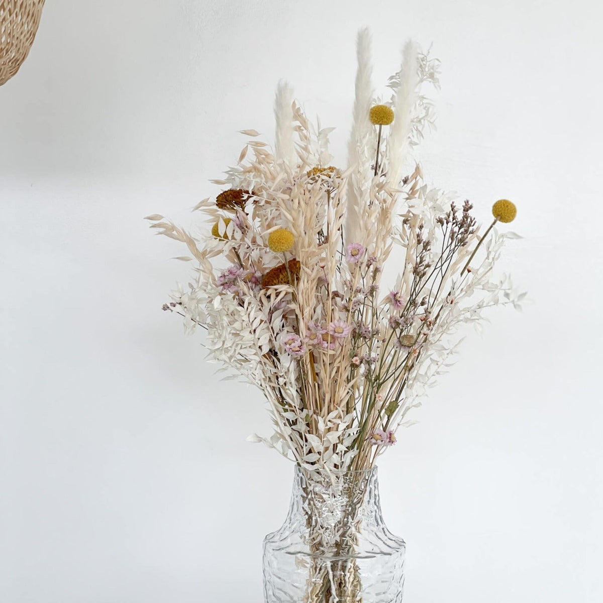 Wilde lichtheid: delicaat boeket van gedroogde bloemen in beige en geel