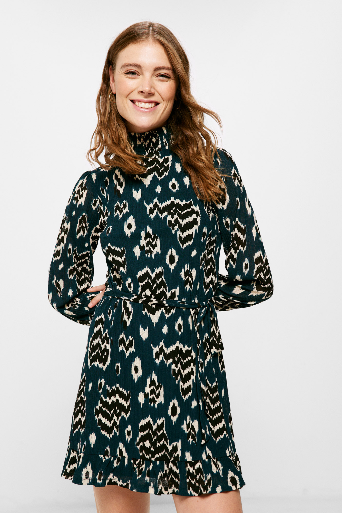 Vestido curto estampado com laço na cintura