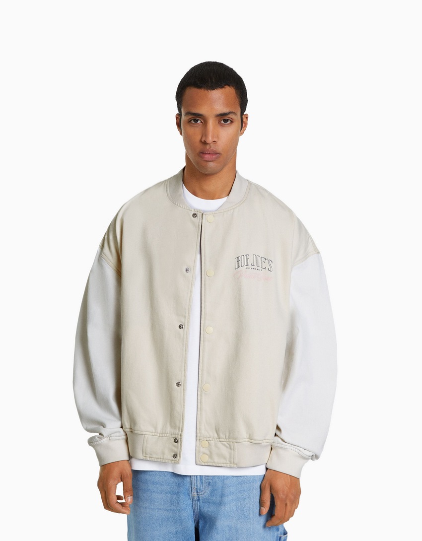 Jaqueta bomber jeans com costura contrastante