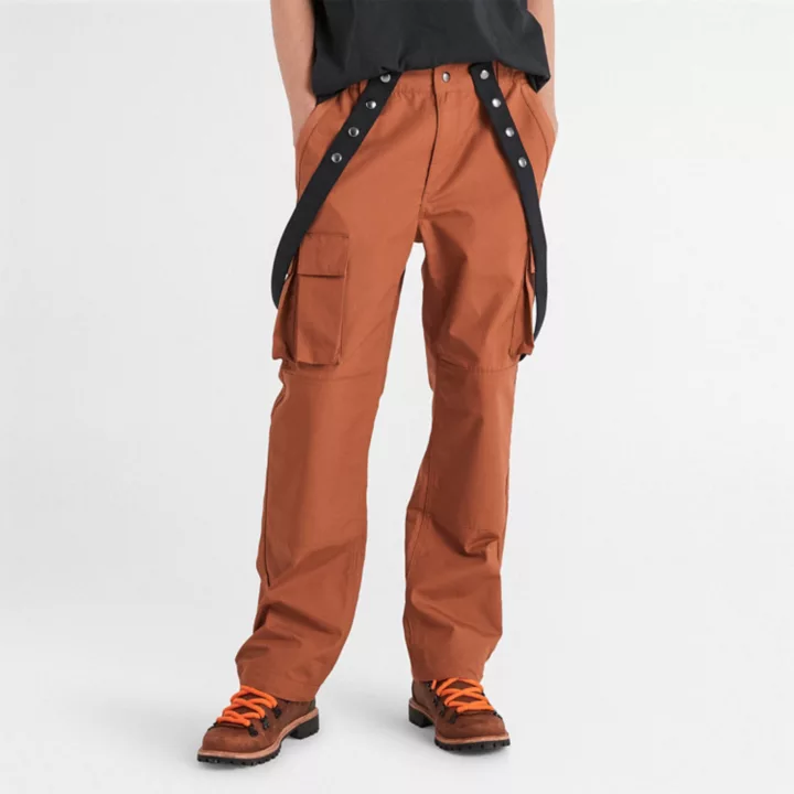 Calça de moletom Timberland x Nina Chanel Abney com suspensórios na cor marrom.