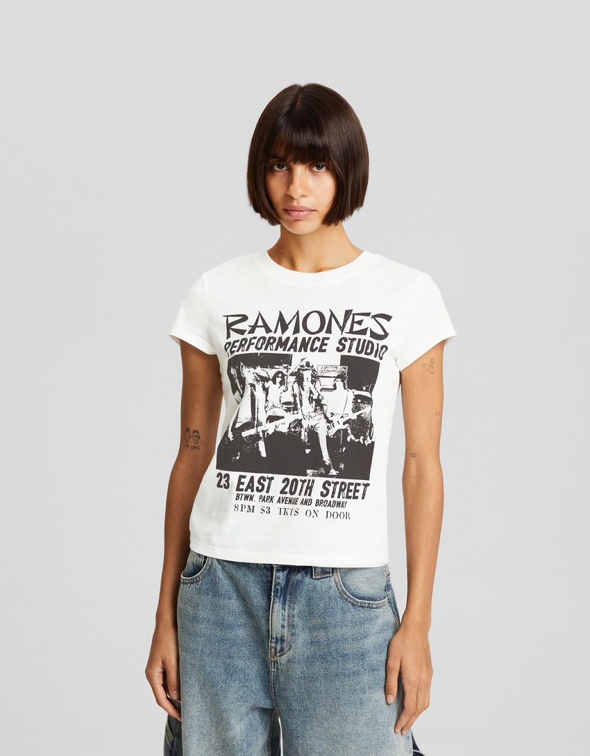Camiseta de manga curta com estampa dos Ramones