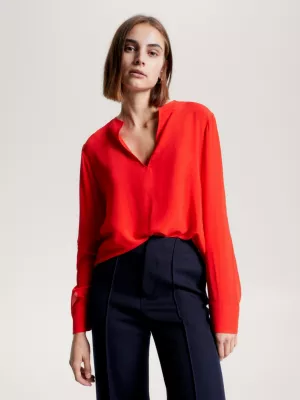 Blusa crepe com decote em V e modelagem solta.