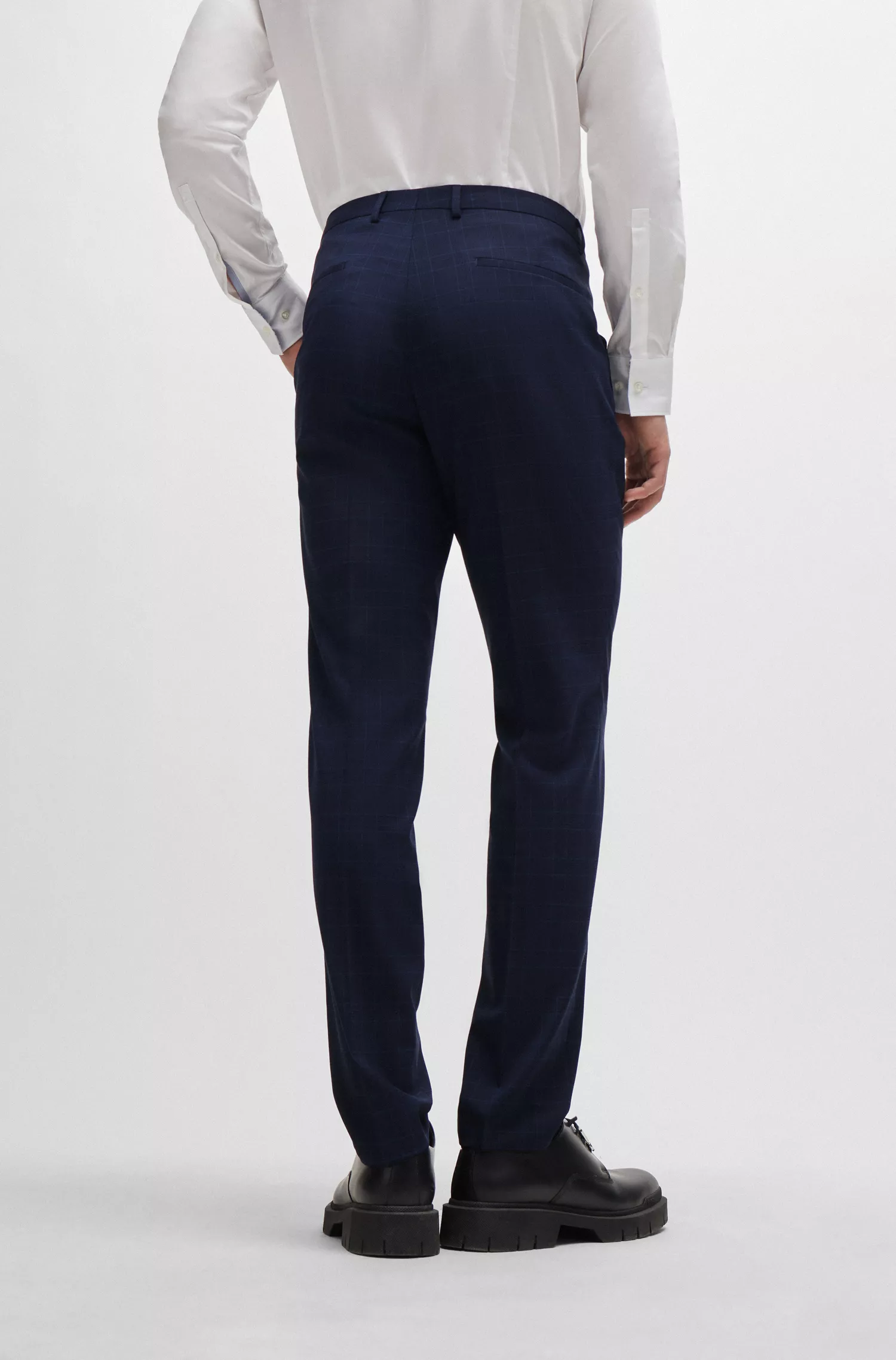 Terno xadrez HUGO vermelho, corte extra slim, em tecido elástico de alta performance.
