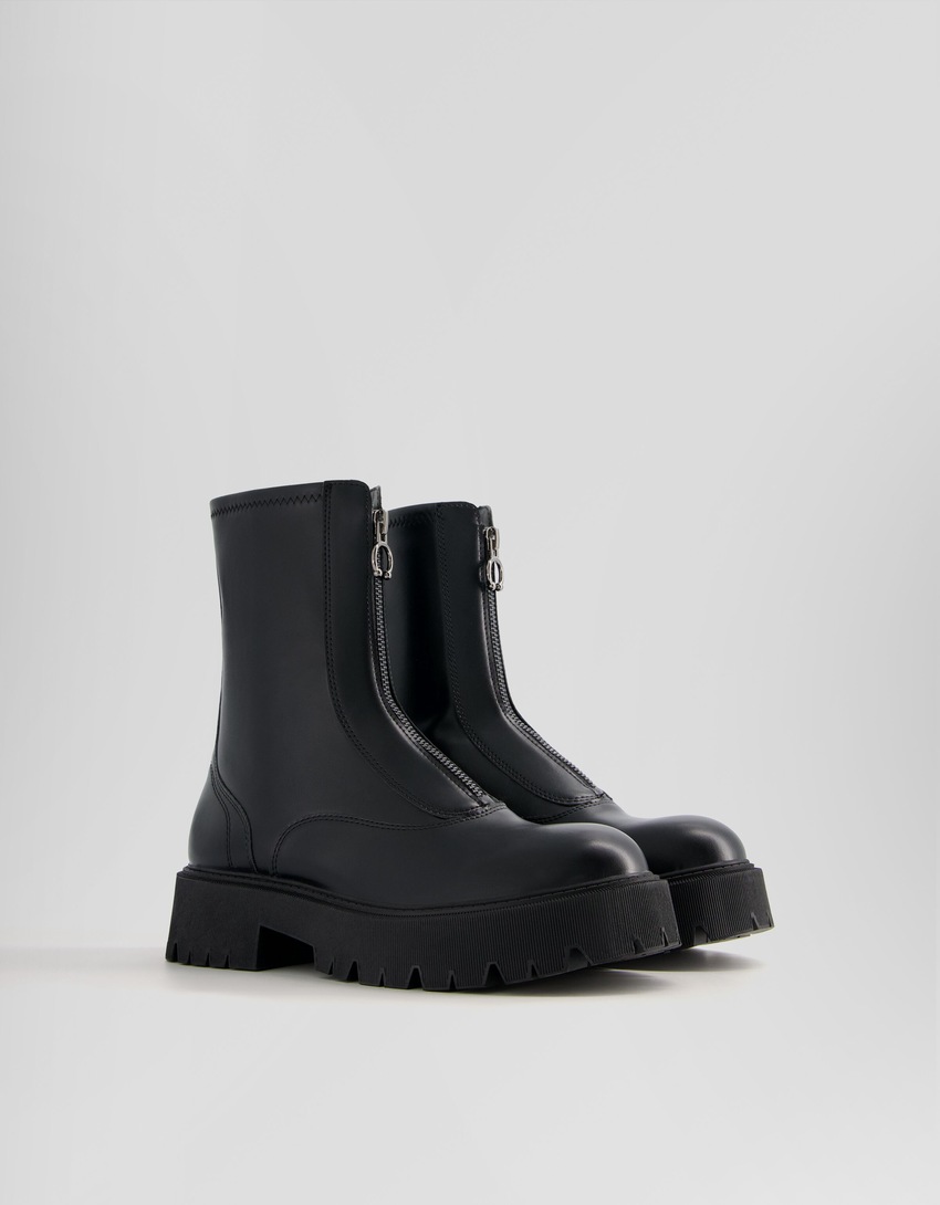 Botas de cano curto sem salto com zíper frontal e detalhe de argola