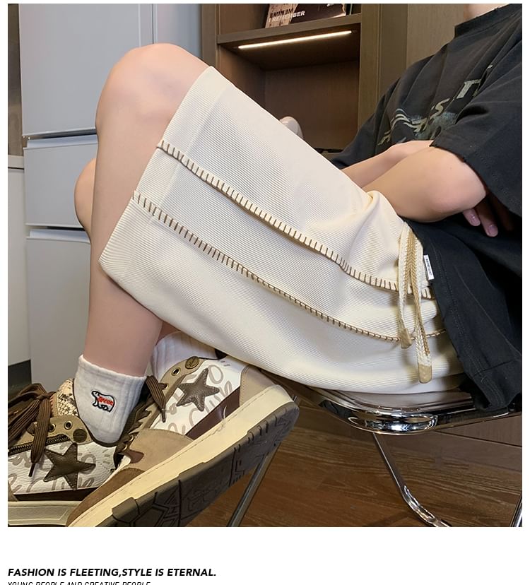 Tiaota - Contrasterende gestikte shorts met gemiddelde taille