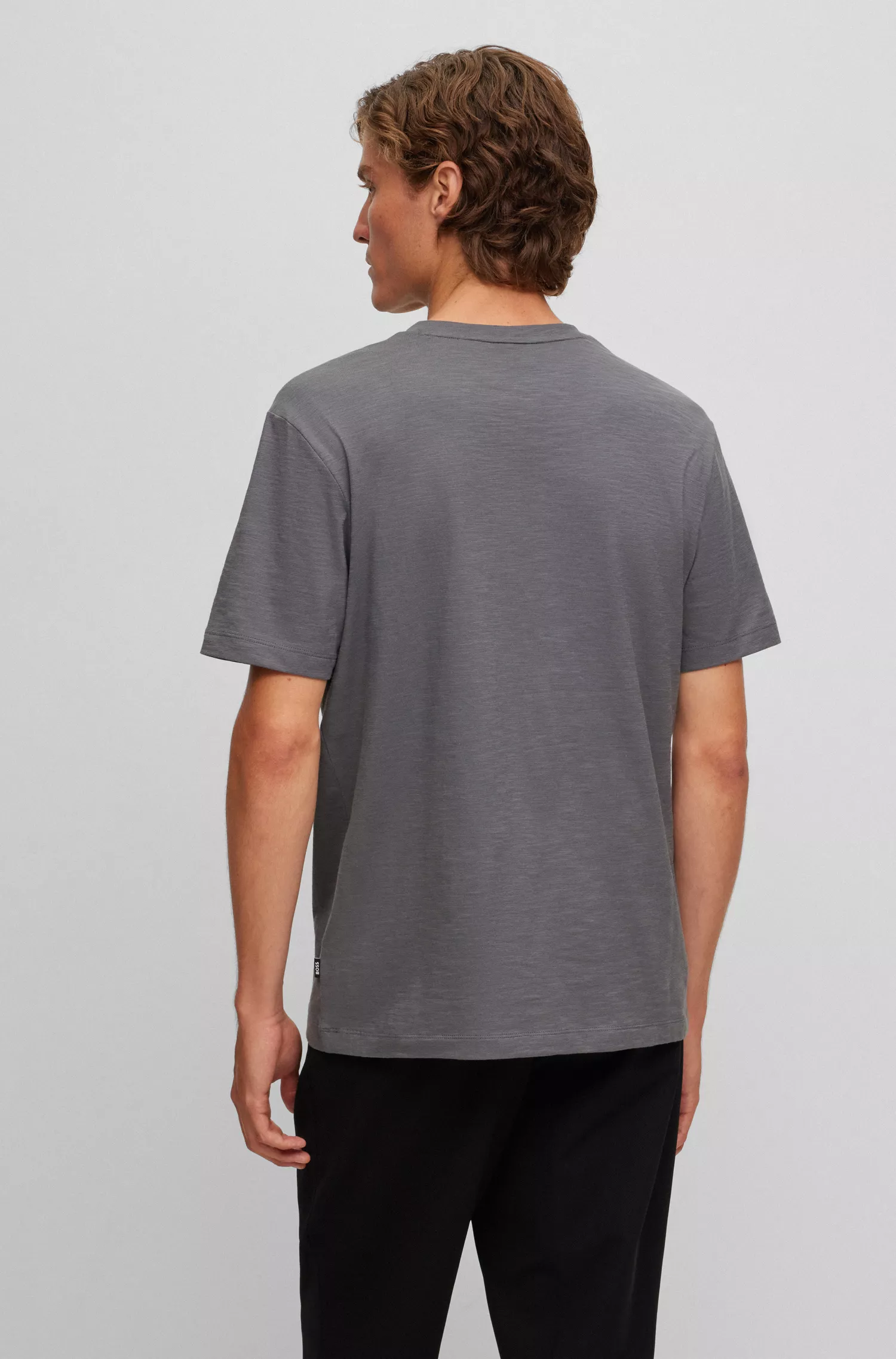 Camiseta BOSS preta com decote em V em algodão mercerizado.