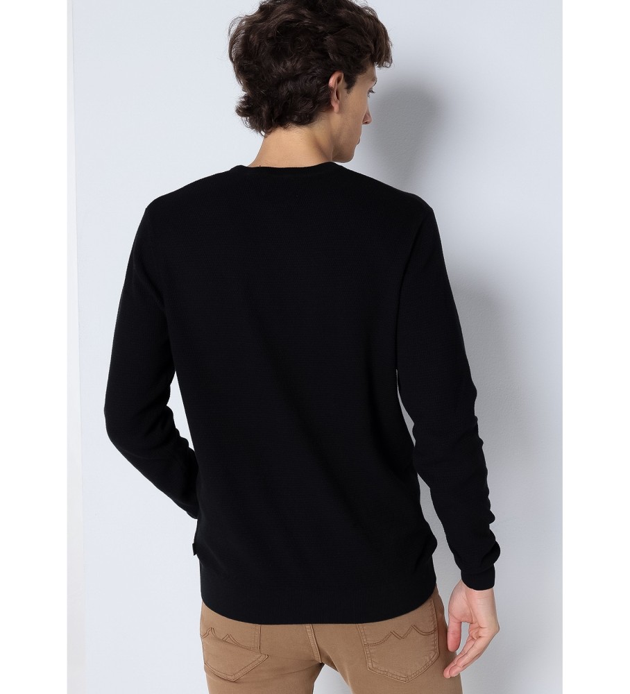 Camisa básica preta com seis válvulas