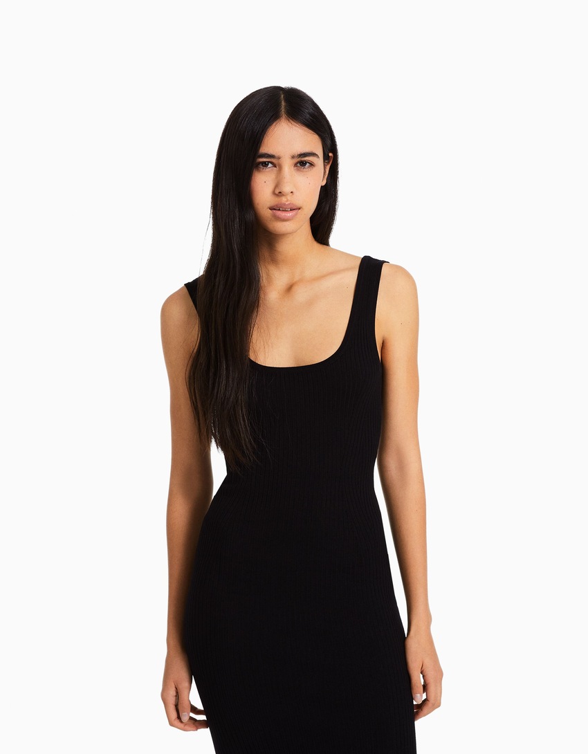 Vestido midi canelado com alças finas