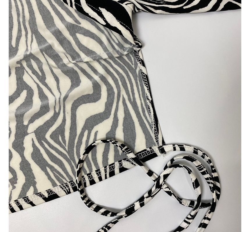 Sugarcoat - Cropped T-shirt met zebraprint en mockneck en strikbandje