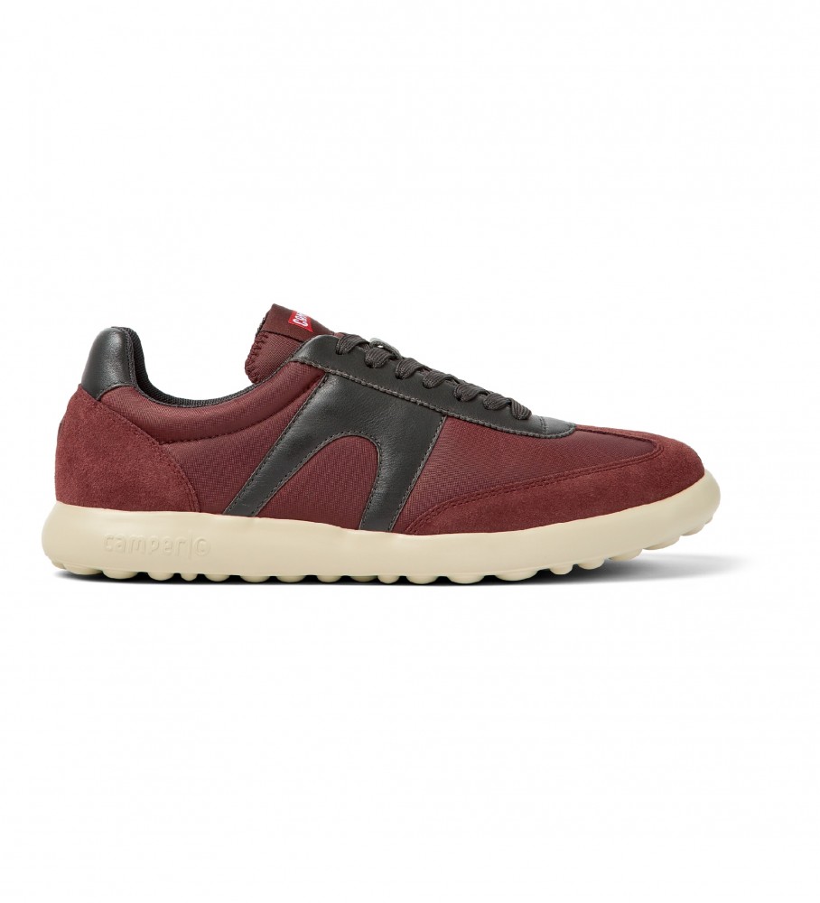Tênis de couro Camper com detalhes em vermelho, tamanho XLF.