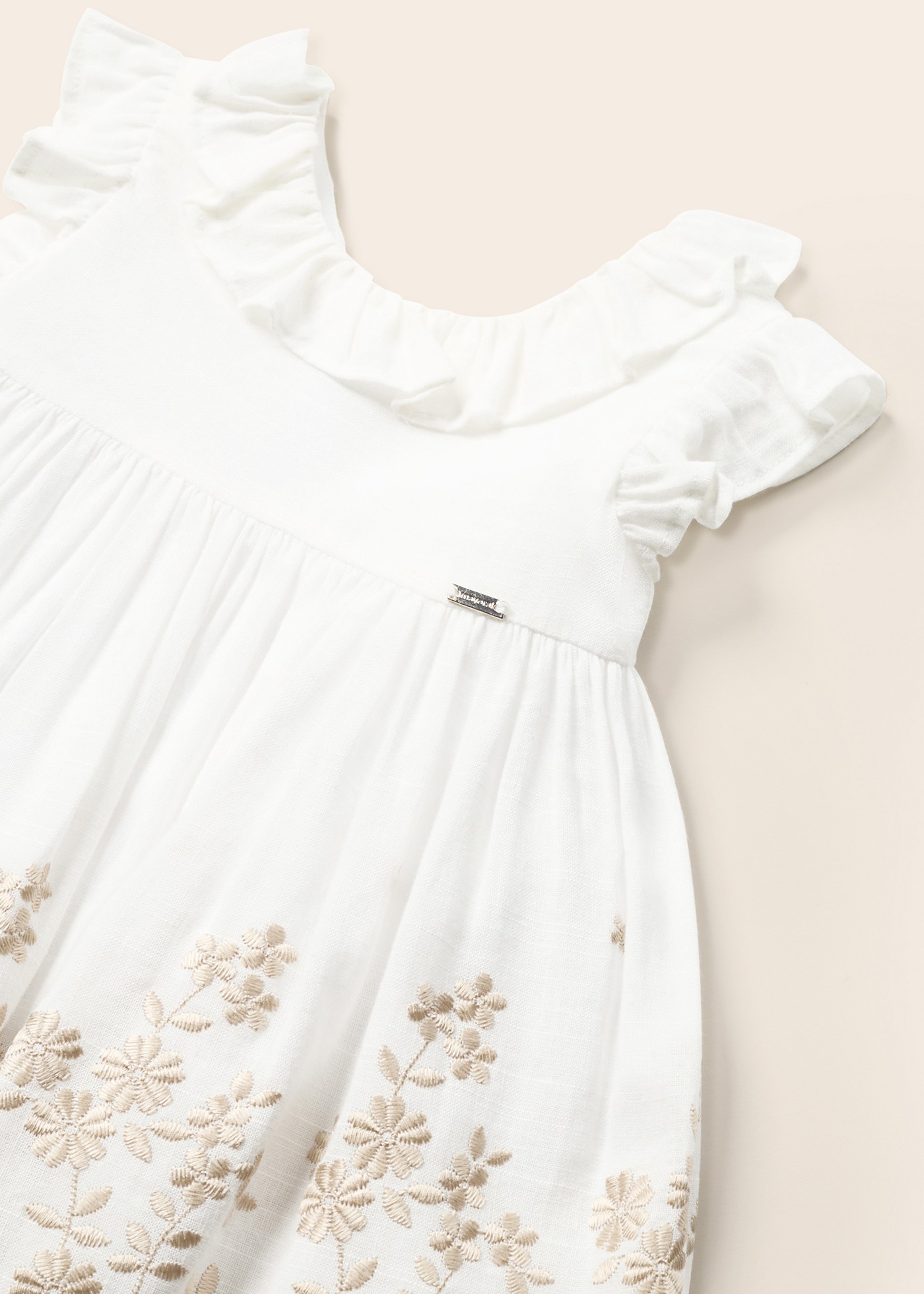 Vestido de bebê com bordado e linho.