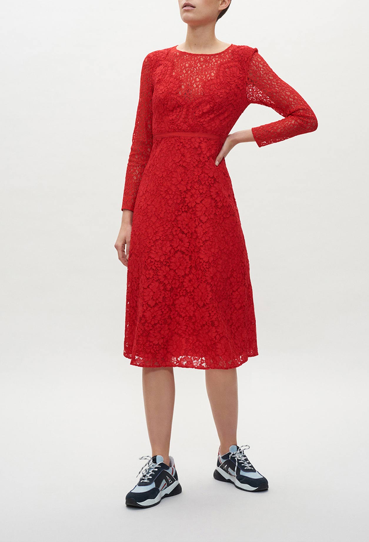 Robe longue en guipure rouge