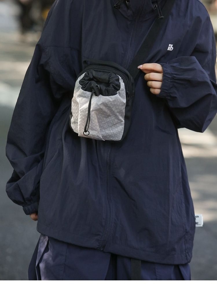 IOU - Geruite nylon crossbodytas met trekkoord