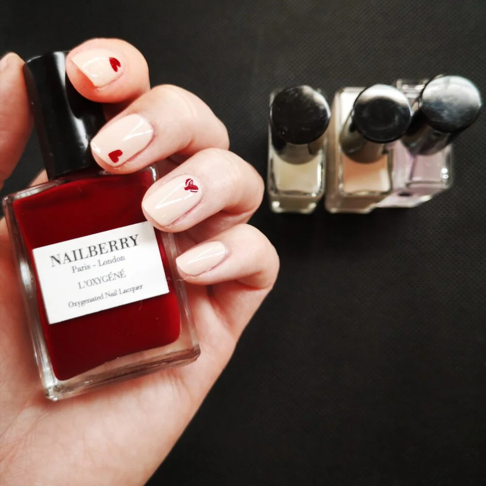 NAILBERRY  Le Temps des Cerises neglelak - Deep Red Burgundy
