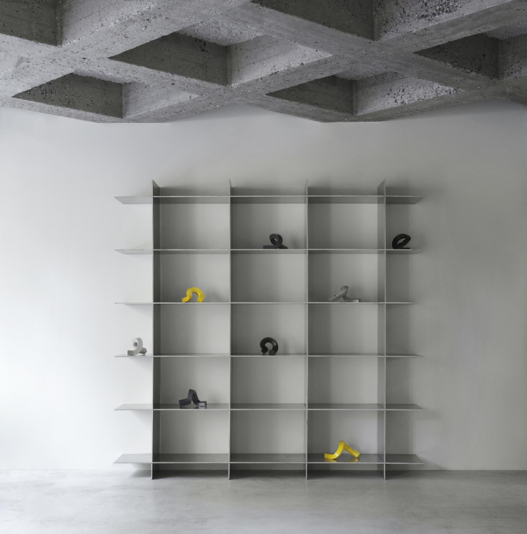 Normann Copenhagen Crooked One kandelaar aluminium Warm Grey