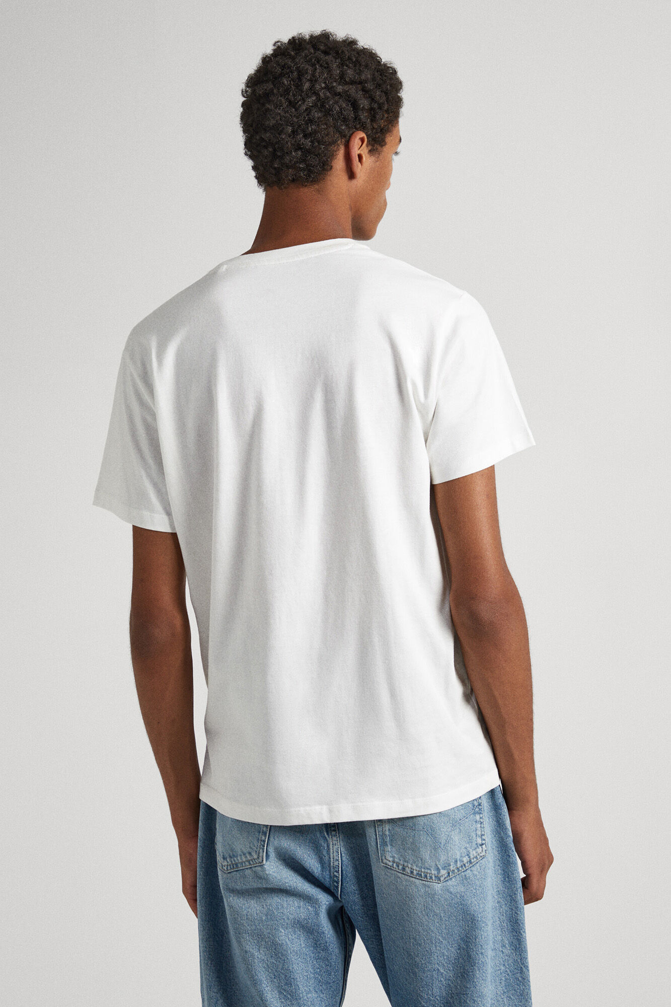 estampa de logotipo em camiseta
