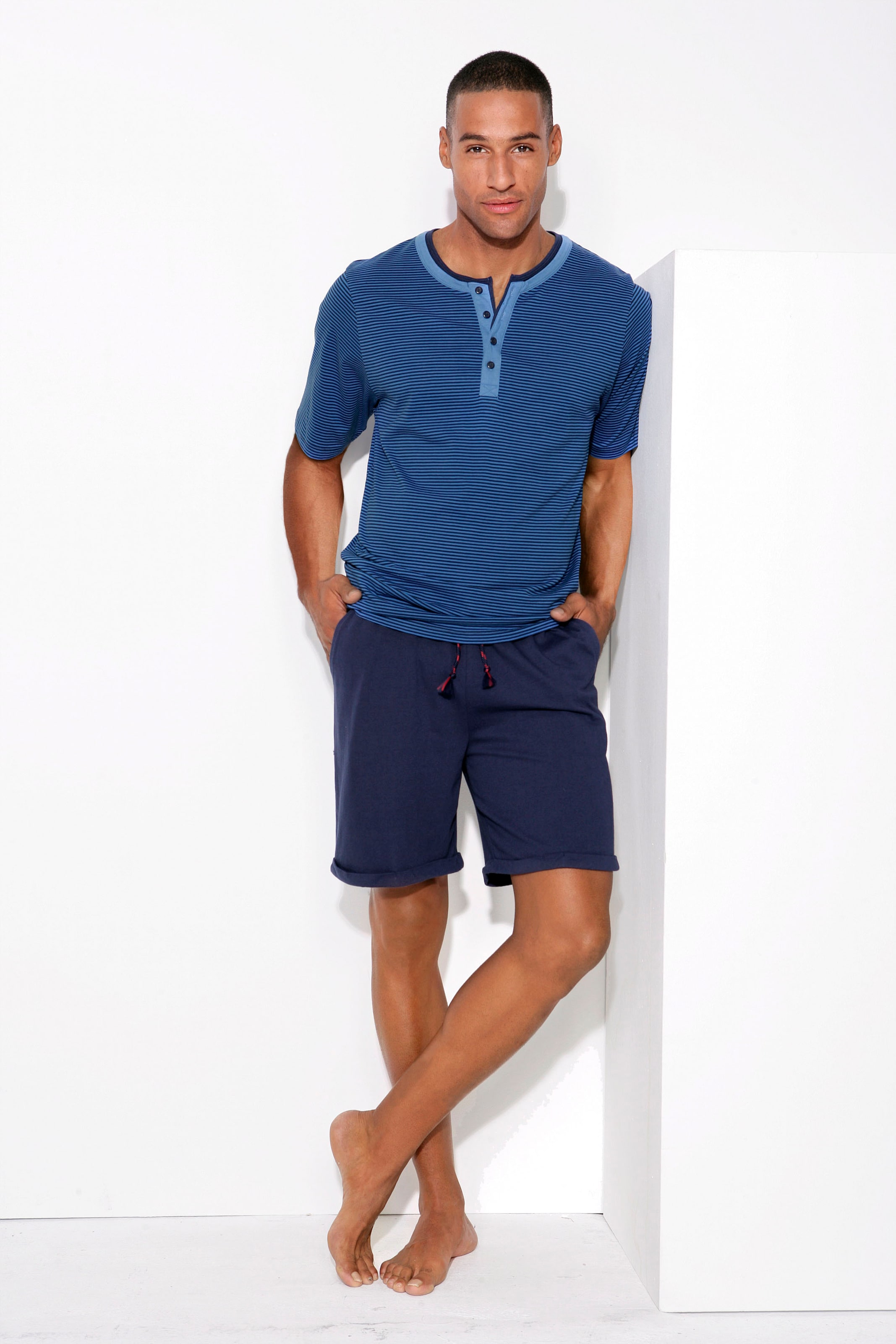 AUTHENTIC LE JOGGER Pyjama, 2 Stk. Schlafanzug mit aufwendigem Ausschnitt und Knopfleiste