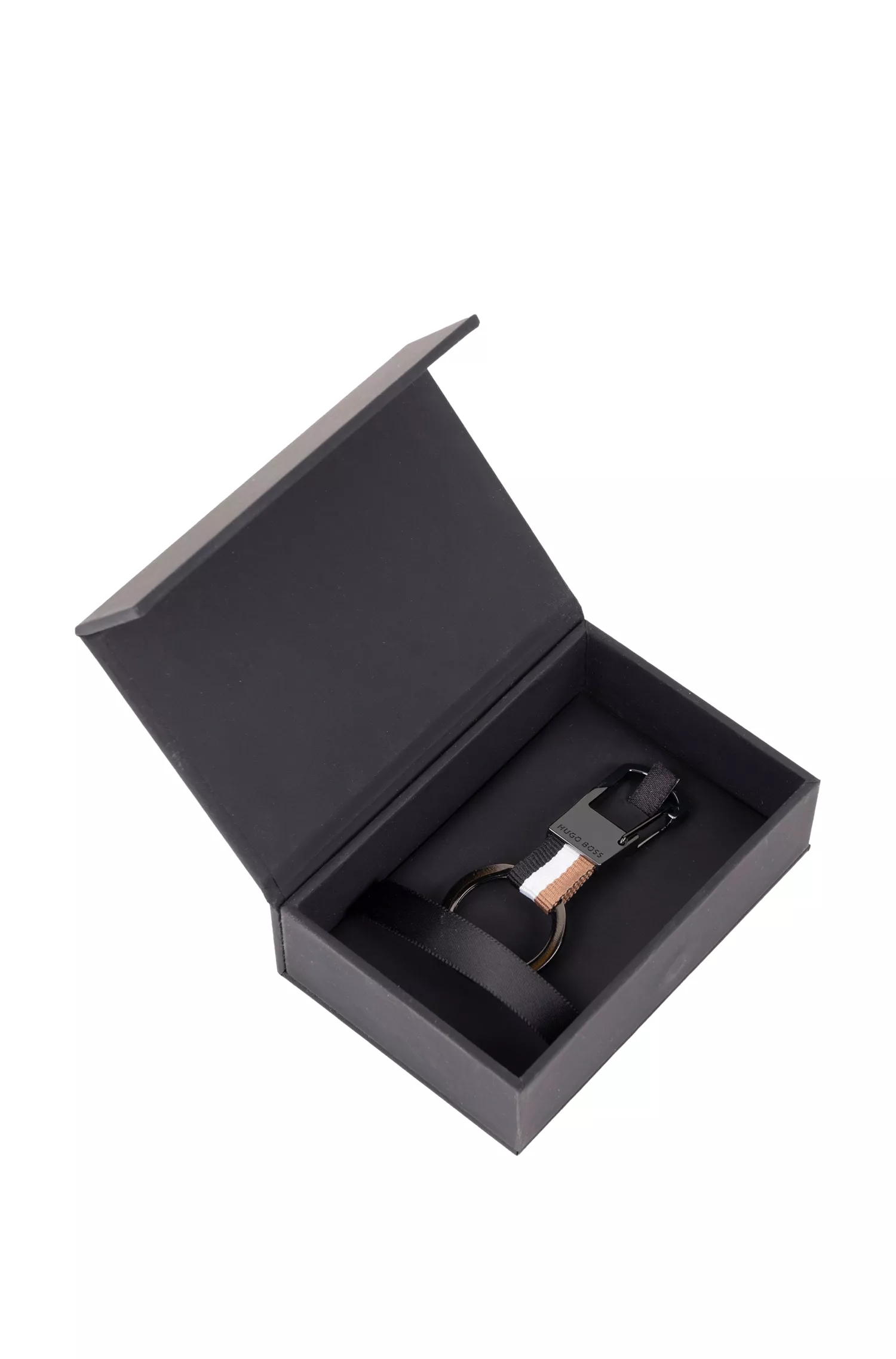 Chaveiro BOSS com faixa preta exclusiva e detalhes em cromo escuro.
