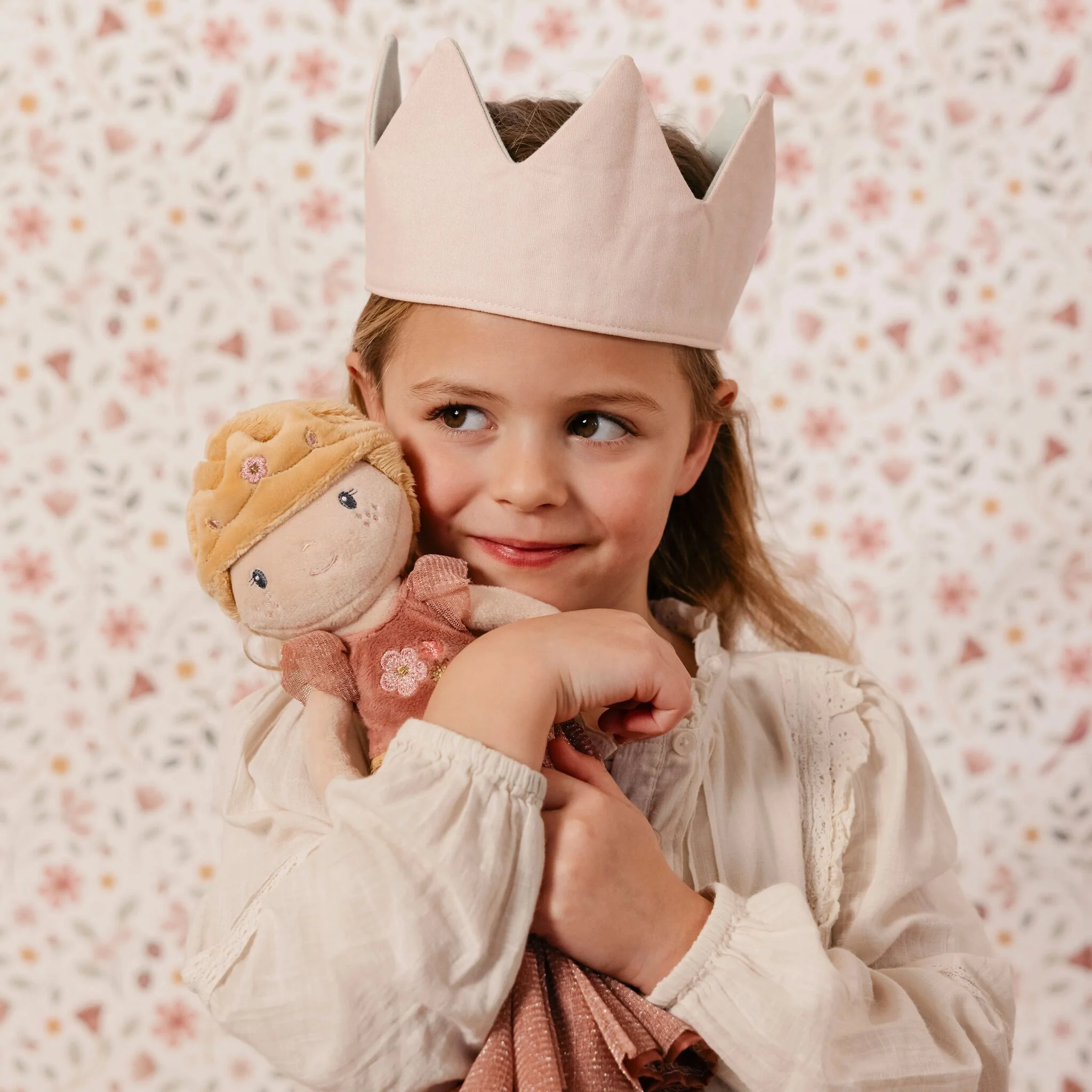 Zachte knuffelpop met blonde vlecht en bloemenjurk – 35 cm
