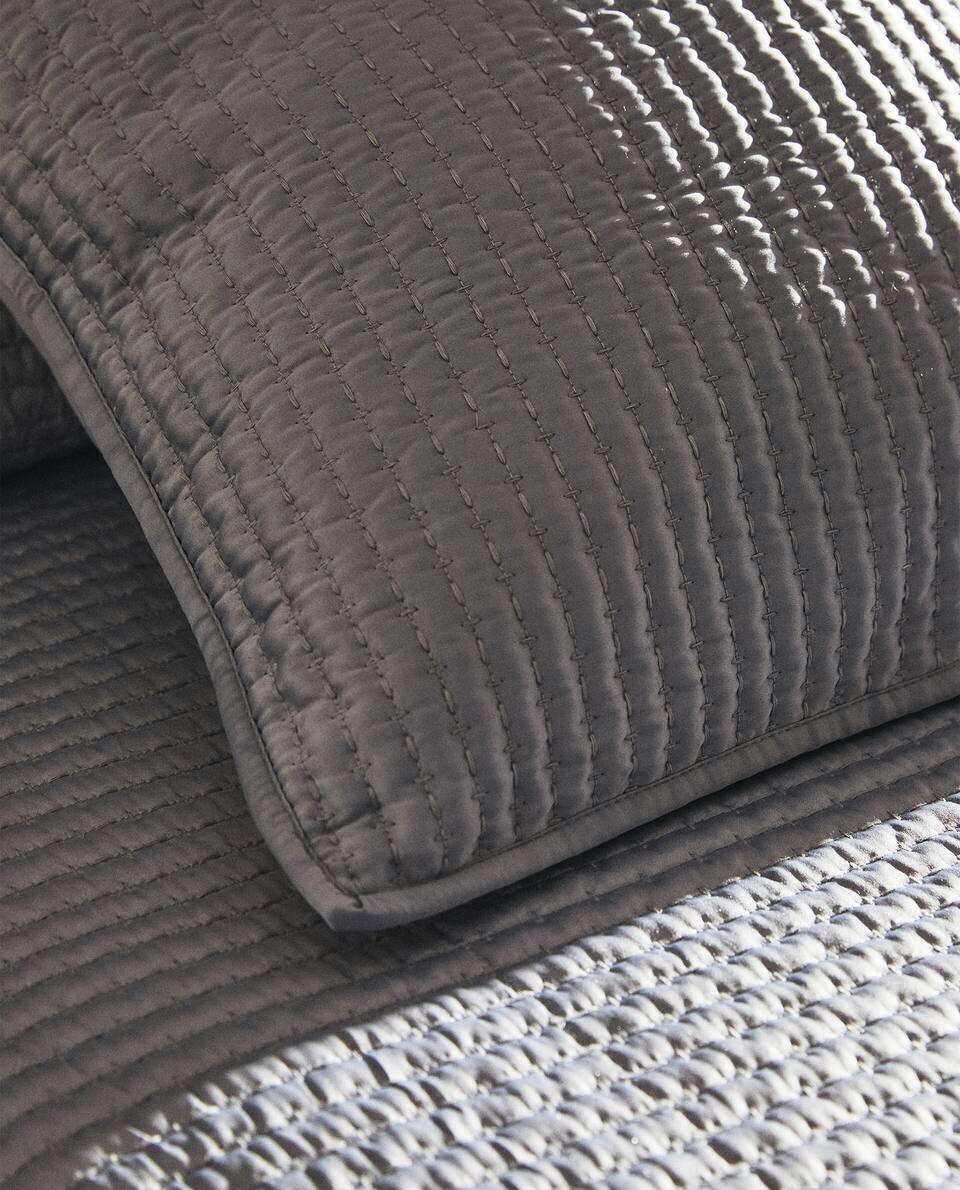 CAPA DE ALMOFADA COM COSTURA DETALHADA