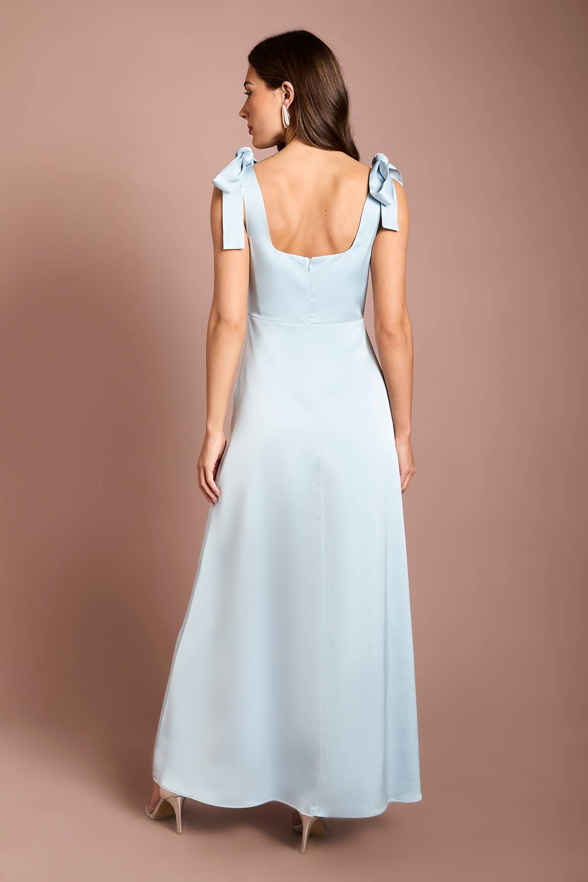 Oasis Robe De Demoiselle D'honneur Mi-longue En Satin Bleu Clair Avec Nœuds Aux Épaules