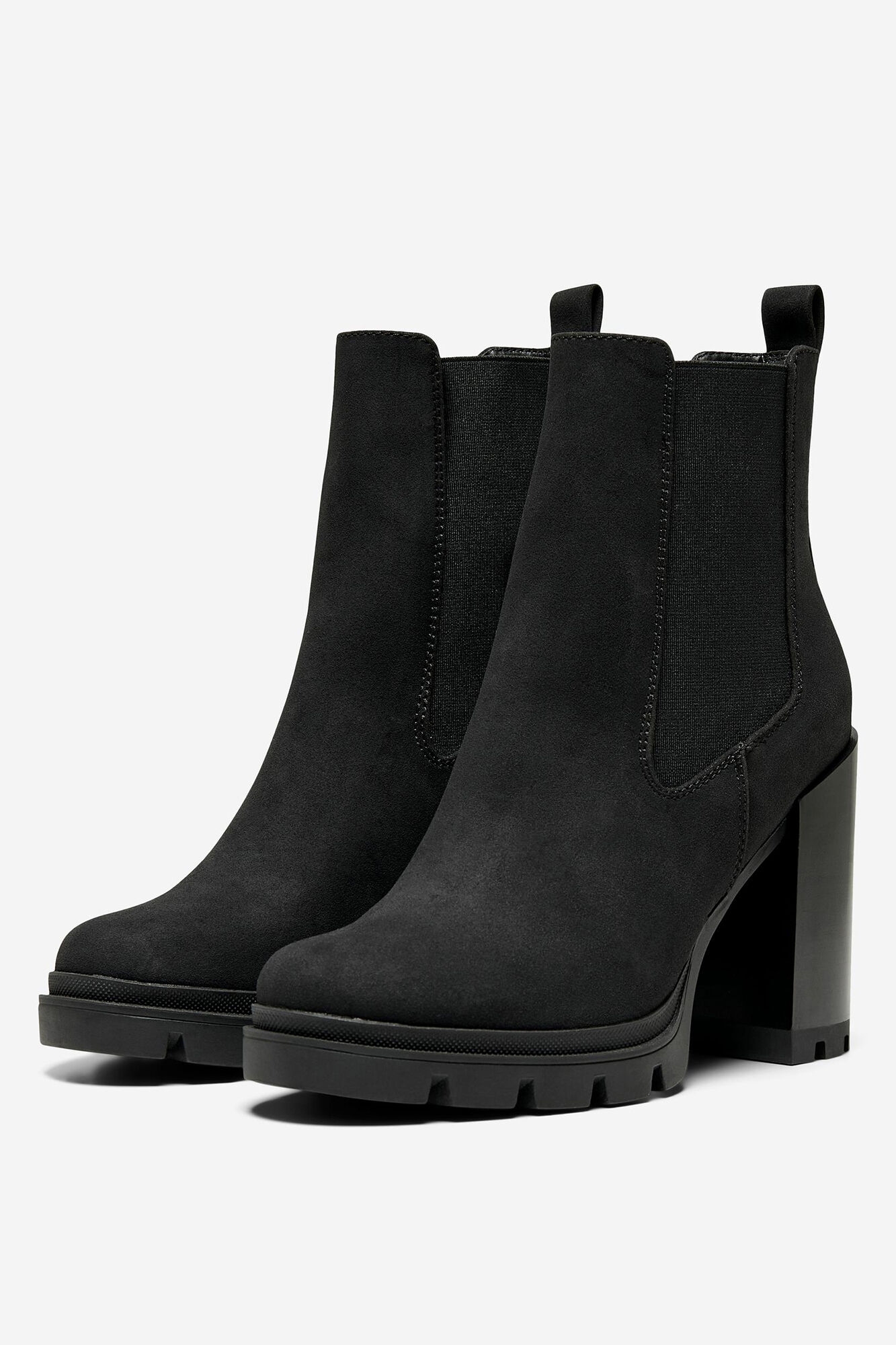 Botas de cano curto com salto tratorado