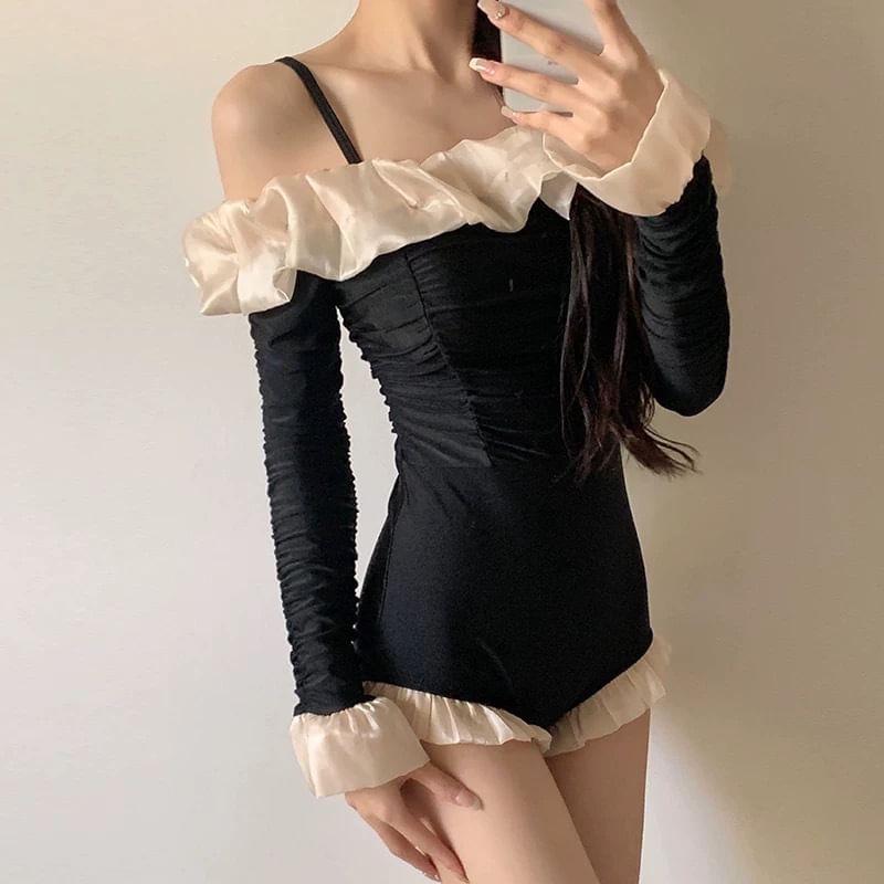 Seneliel - Badpak met lange mouwen en off-shoulder contrasterende rand