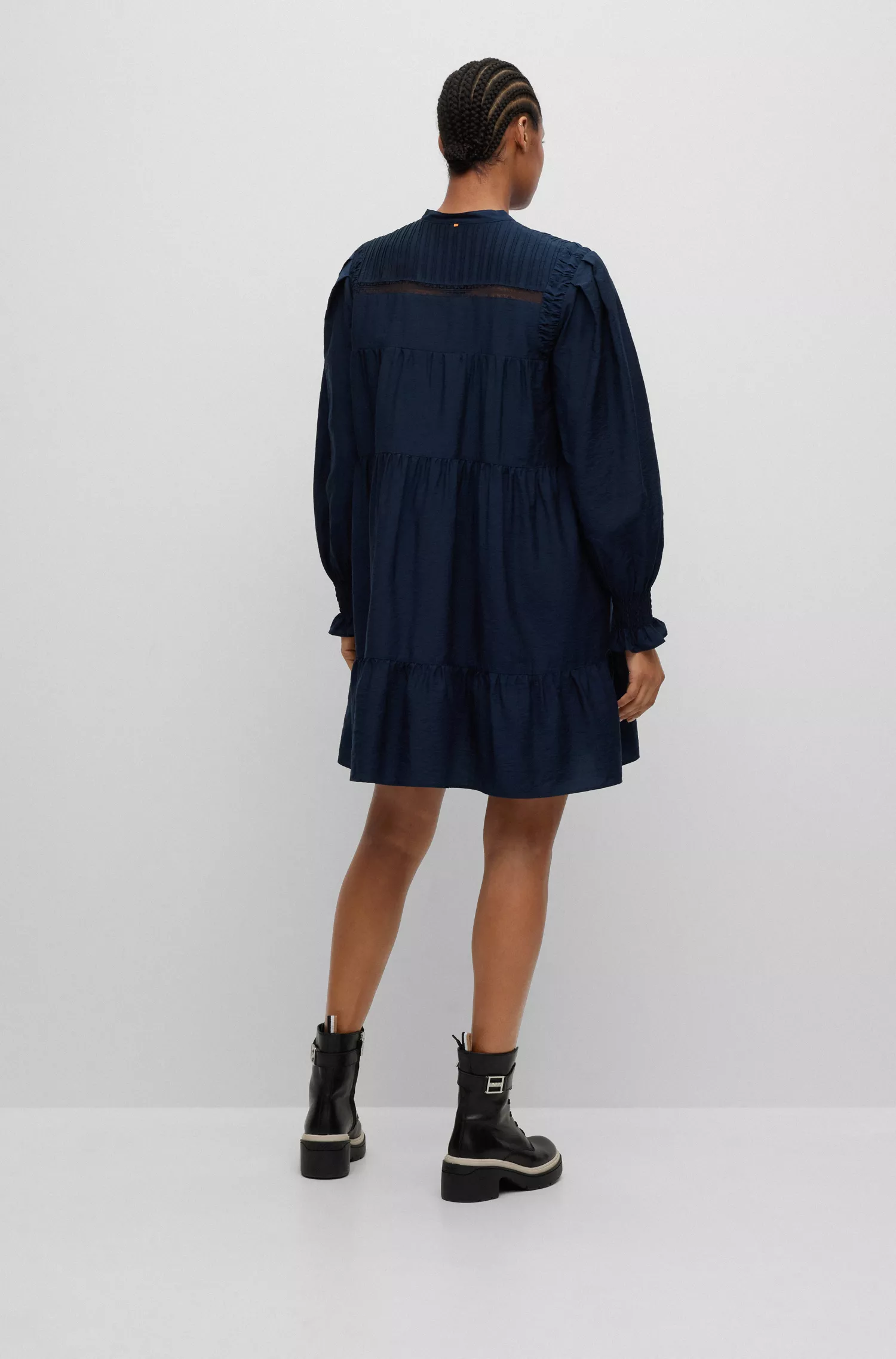 Vestido túnica preto BOSS com pregas e detalhes em renda.