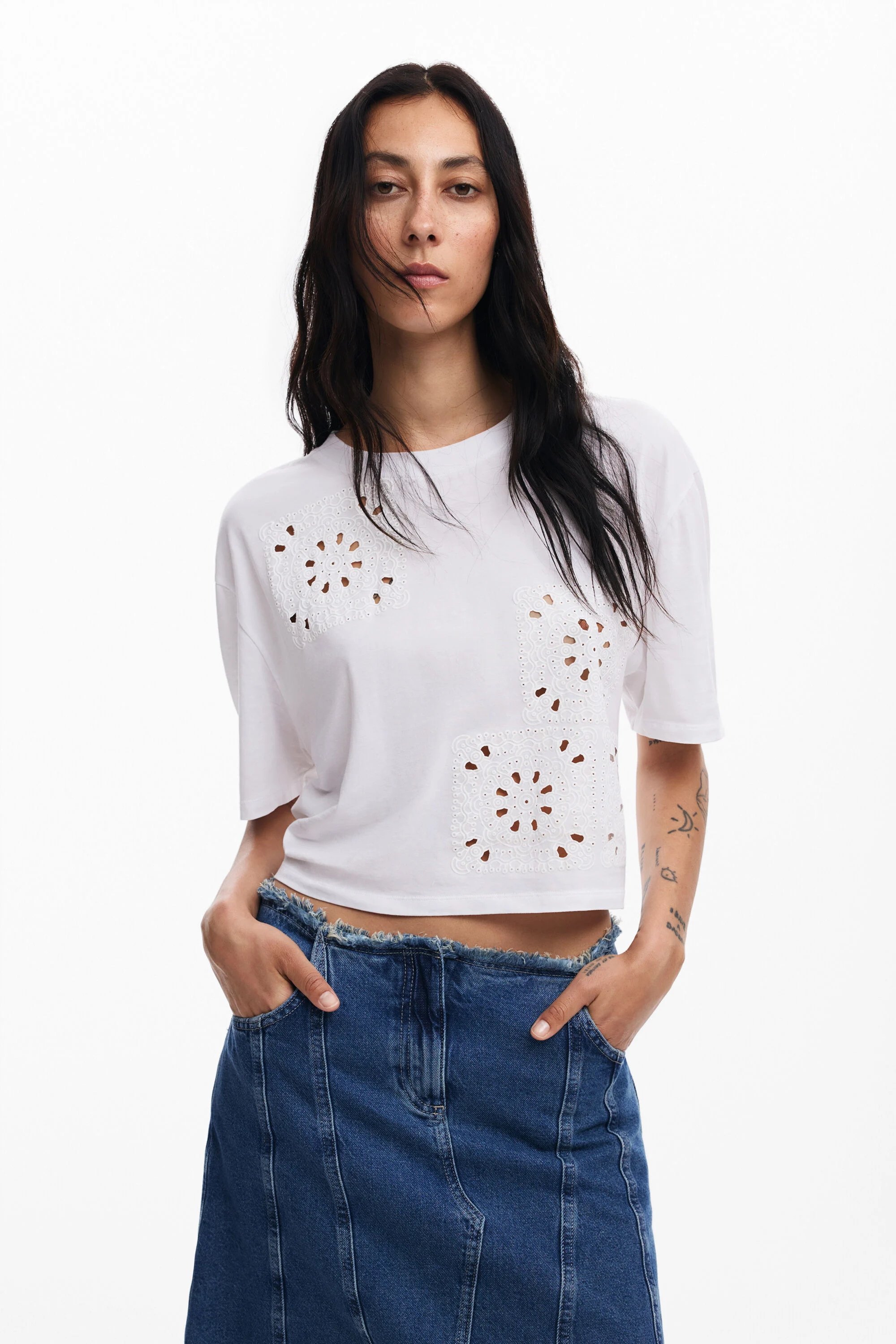 Camiseta lisa com detalhes