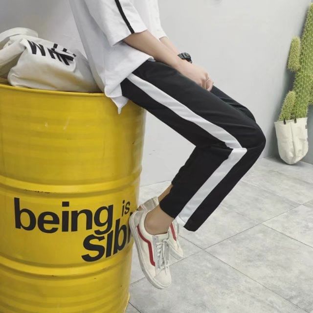 Wescosso - Gestreepte cropped rechte broek met middelhoge taille / Harembroek met geborduurde letters