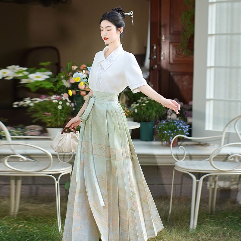 Fioridi - Hanfu-top met korte mouwen, bloemenborduurwerk en knopen / Midi-rok met hoge taille en bloemenprint
