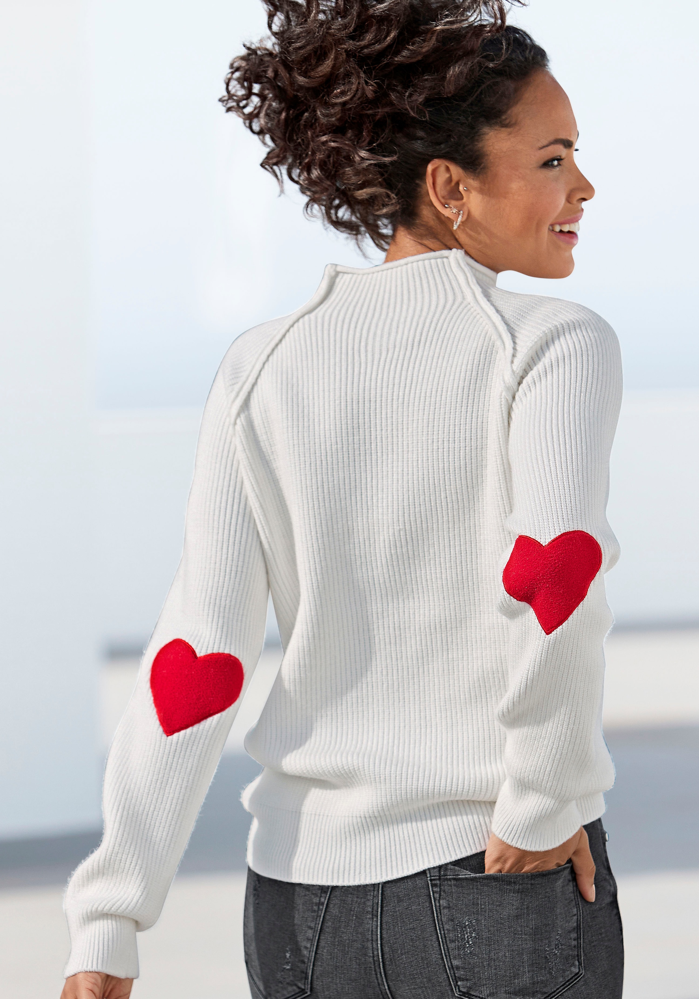 LASCANA Stehkragenpullover , mit Herzchendetails, lockerer Strickpullover