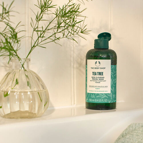 The Body Shop - Tea Tree Skin Clearing Facial Wash