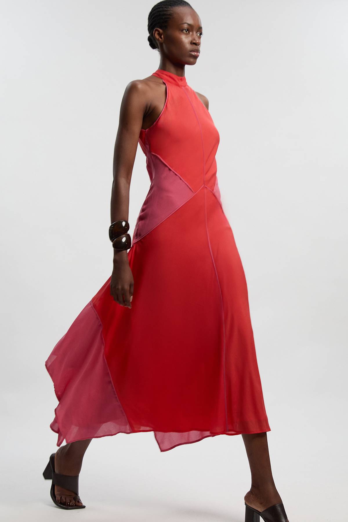 KarenMillen Robe Maxi Tissée à Encolure Licou en Tencel Fluide à Blocs de Couleur