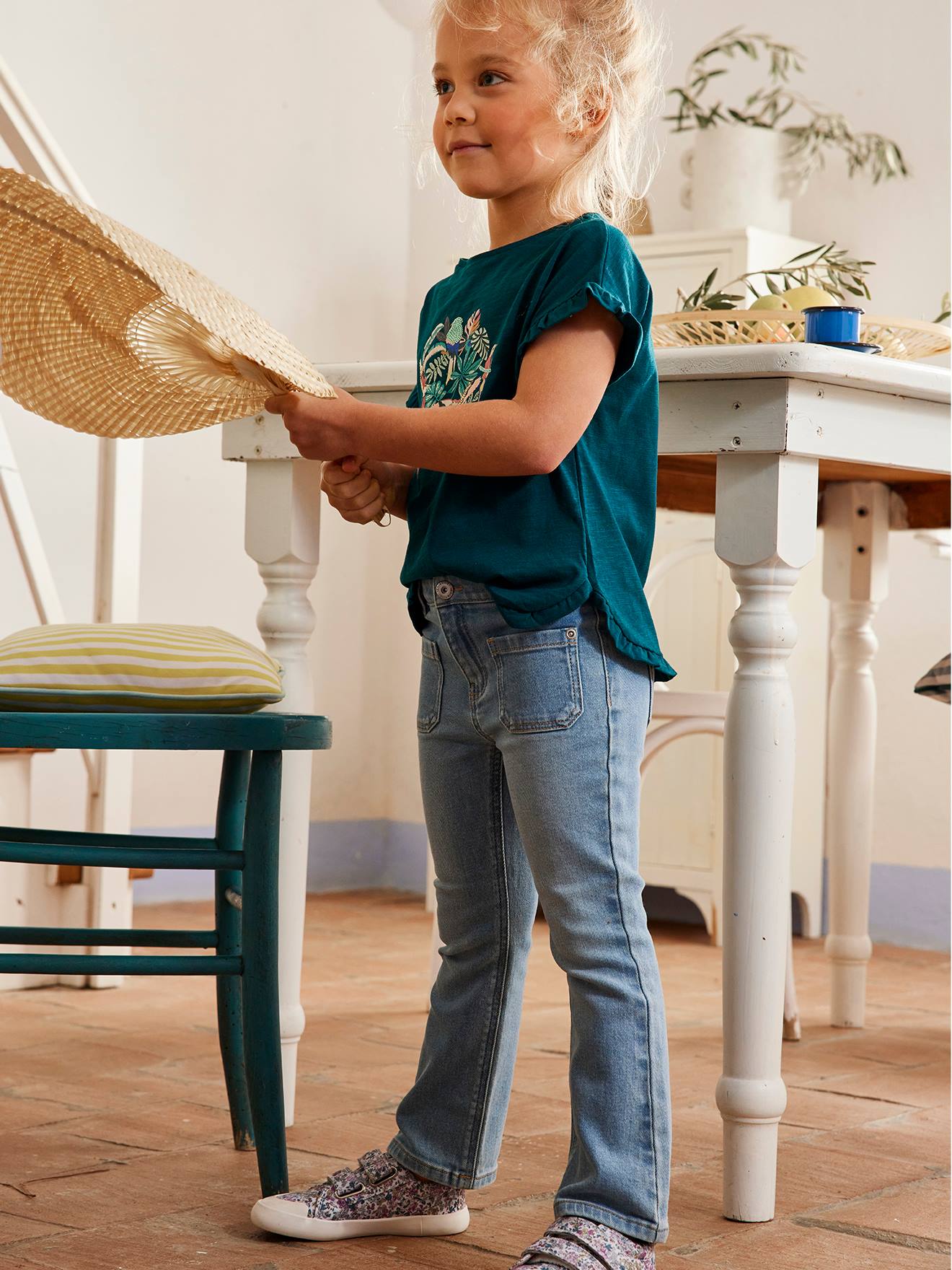 Camiseta com babados e aplicações de lantejoulas, para menina, na cor rosa antigo.