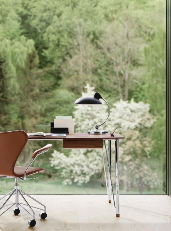 Fritz Hansen FH3605 bureau gepoedercoat onderstel zwart essen