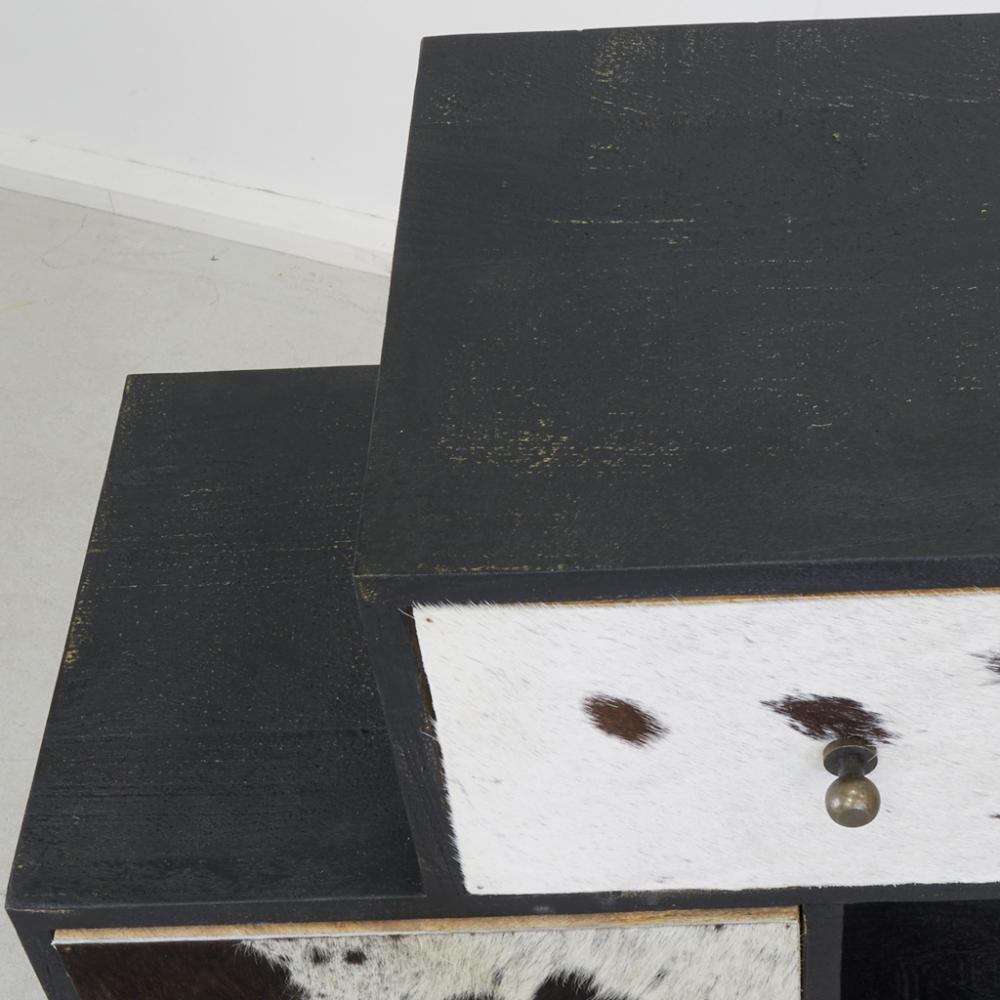 Commode zigzag en manguier et peau de vache noire et blanche