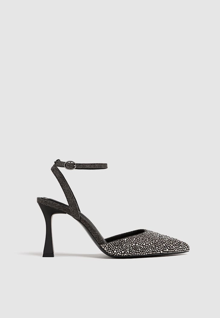 Sapatos de salto alto em jeans com strass