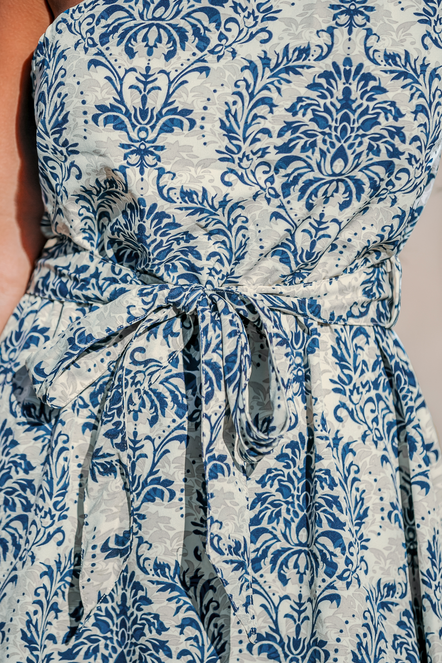 Robe mini avec une épaule à imprimé damassé