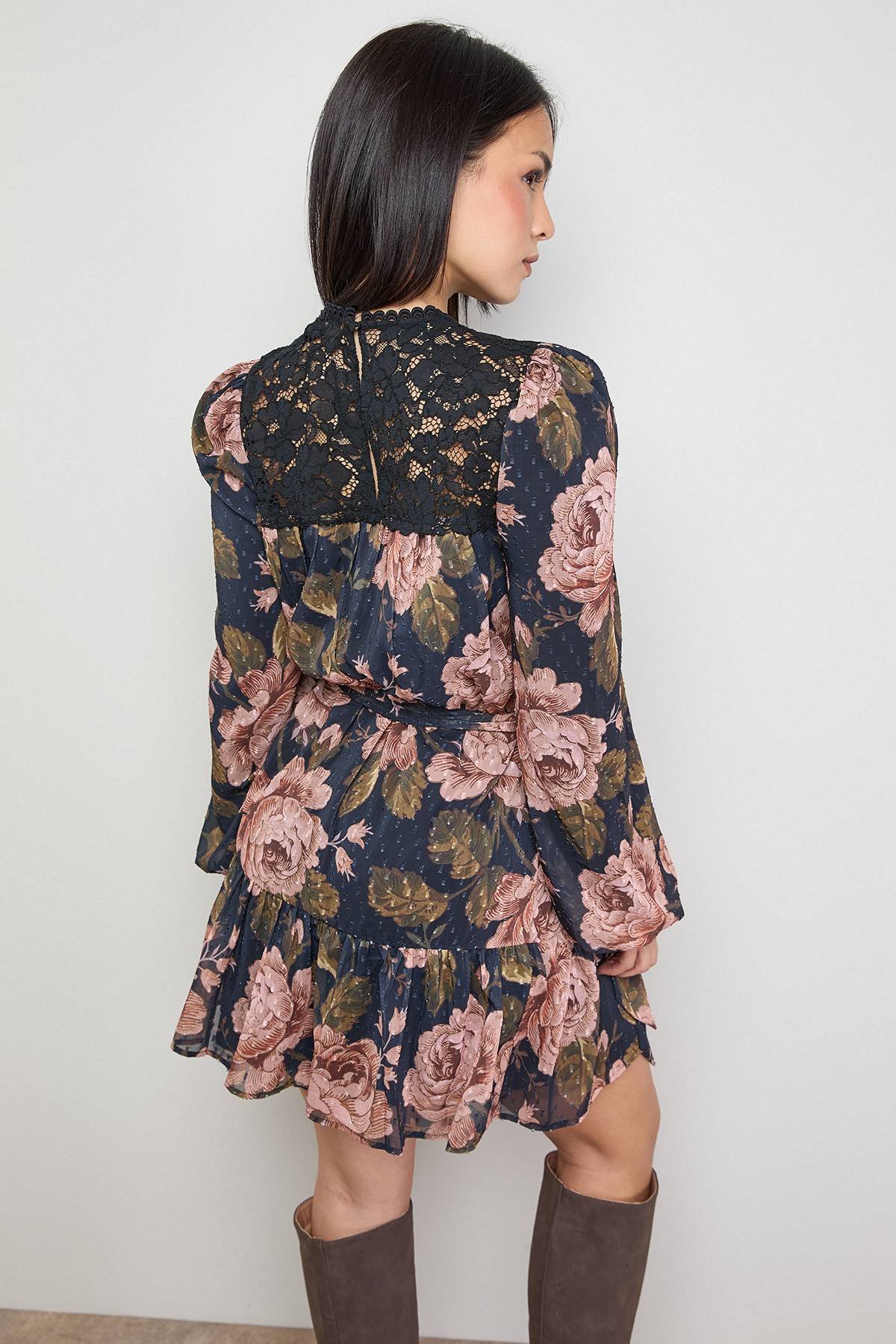 Oasis Robe Mini Petite à Manches Longues avec Dentelle Devant et Ceinture à la Taille