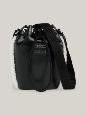 Estojo para celular com cordão e acabamento em sherpa