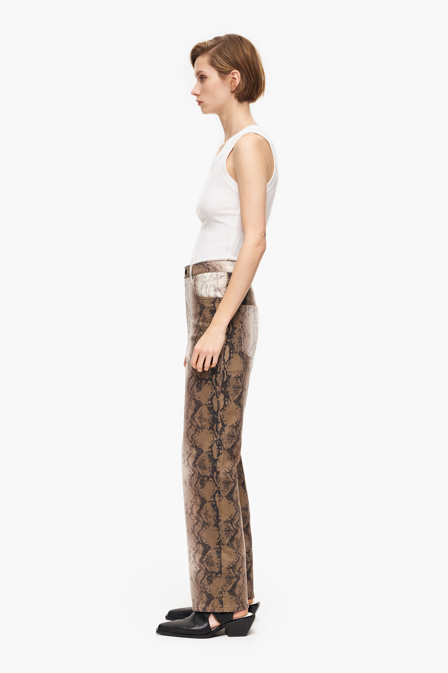 Calça jeans reta cropped - Estampa pixelada de píton cáqui