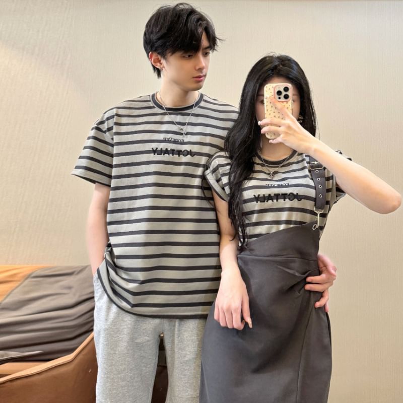 Azure - Matching tweedelige gestreepte, geplooide midi-jurk met kapmouwen en ronde hals / T-shirt met korte mouwen / effen shorts met wijde pijpen (verschillende ontwerpen)