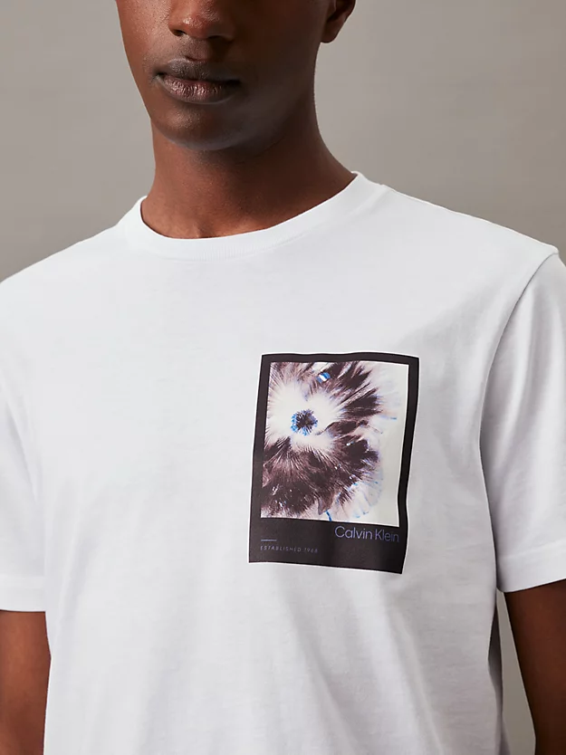 Camiseta com estampa floral